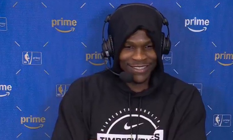 柠檬体育直播-被韦德打趣偷学欧洲步&amp;挂挡拆！华子：你年纪轻轻就夺冠 我得看齐