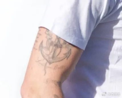 柠檬直播体育-贝克汉姆再遭打击，大布除掉了“爸爸”刺青，球星对长子的爱仍在|布鲁克林|大卫·贝克汉姆|妮可拉·佩尔茨|纹身|父亲_新浪娱乐_新浪新闻