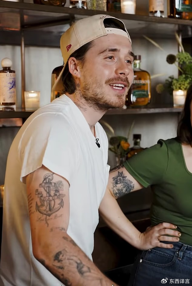 柠檬直播体育-贝克汉姆再遭打击，大布除掉了“爸爸”刺青，球星对长子的爱仍在|布鲁克林|大卫·贝克汉姆|妮可拉·佩尔茨|纹身|父亲_新浪娱乐_新浪新闻