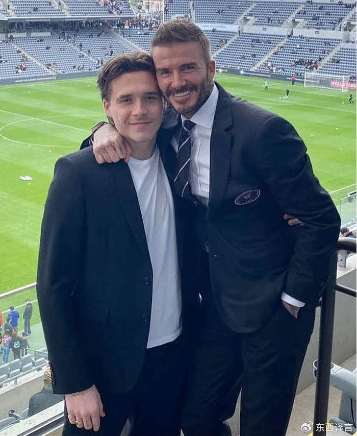 柠檬直播体育-贝克汉姆再遭打击，大布除掉了“爸爸”刺青，球星对长子的爱仍在|布鲁克林|大卫·贝克汉姆|妮可拉·佩尔茨|纹身|父亲_新浪娱乐_新浪新闻