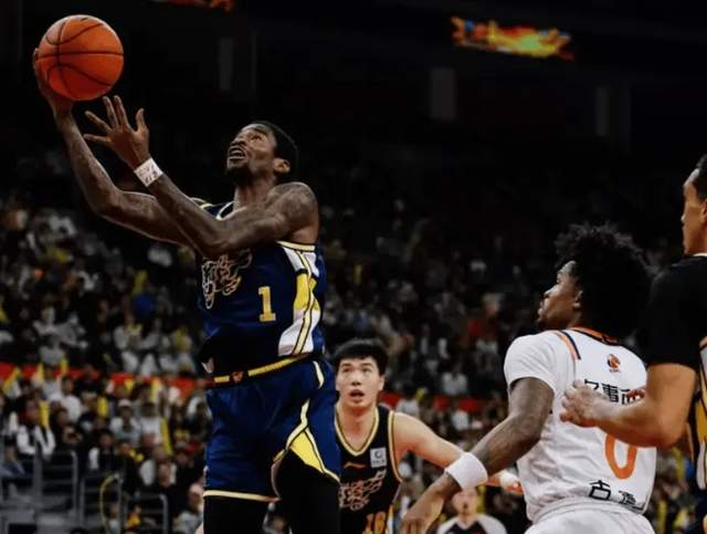 柠檬体育直播-上海半场险胜广东!弗格+洛夫顿轰32分,萨姆纳+3小将齐爆死顶!|黄明依|王洪|杨溢|奎因|球员_新浪体育_新浪新闻