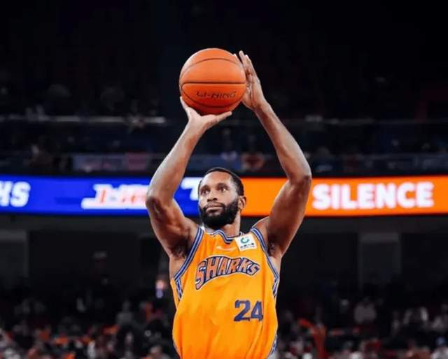 柠檬体育直播-上海半场险胜广东!弗格+洛夫顿轰32分,萨姆纳+3小将齐爆死顶!|黄明依|王洪|杨溢|奎因|球员_新浪体育_新浪新闻