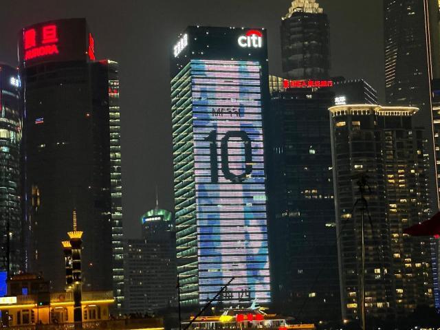 1629555852652018528.jpg 【夜读】梅西和内马尔又去找苏亚雷斯玩了