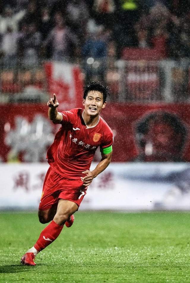 柠檬体育直播-中超16强巡礼·重庆铜梁龙：中超最嫩主帅，带最年轻的队